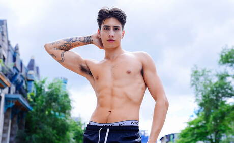 Der gut gebaute Latino Angel Elias und der junge Orientale Cody Seiya haben draußen guten Analsex