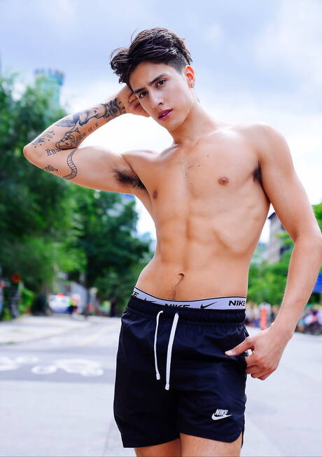 Der gut gebaute Latino Angel Elias und der junge Orientale Cody Seiya haben draußen guten Analsex