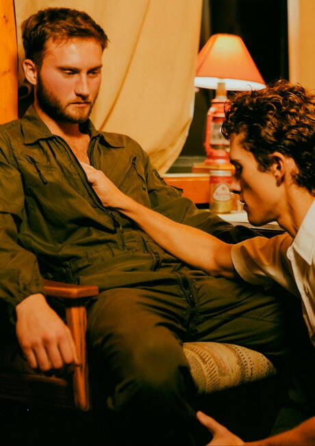 Zwei amerikanische Jungs, der Superhengst Daniel Evans und der Twink Sean Ford, ficken sich in den Arsch, nachdem sie einen Schwanz gelutscht haben