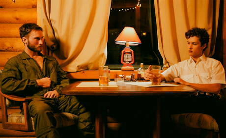 Zwei amerikanische Jungs, der Superhengst Daniel Evans und der Twink Sean Ford, ficken sich in den Arsch, nachdem sie einen Schwanz gelutscht haben