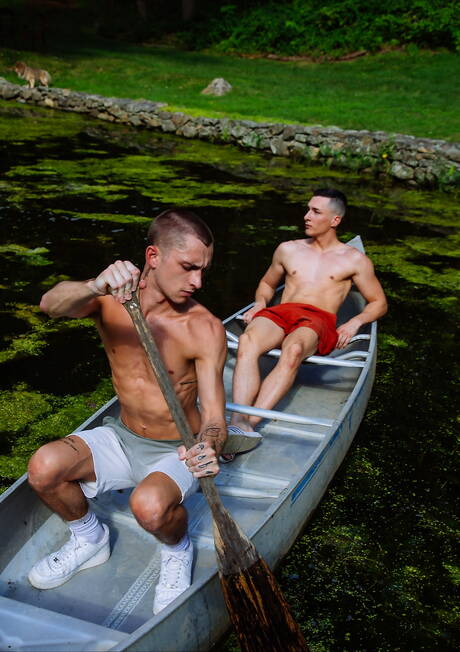 Os jovens americanos Theo Brady e o forte Tristan Hunter fodem a bunda depois de chupar ao ar livre