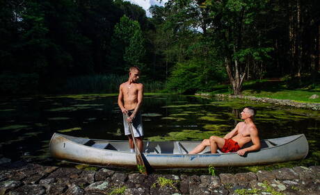 Os jovens americanos Theo Brady e o forte Tristan Hunter fodem a bunda depois de chupar ao ar livre