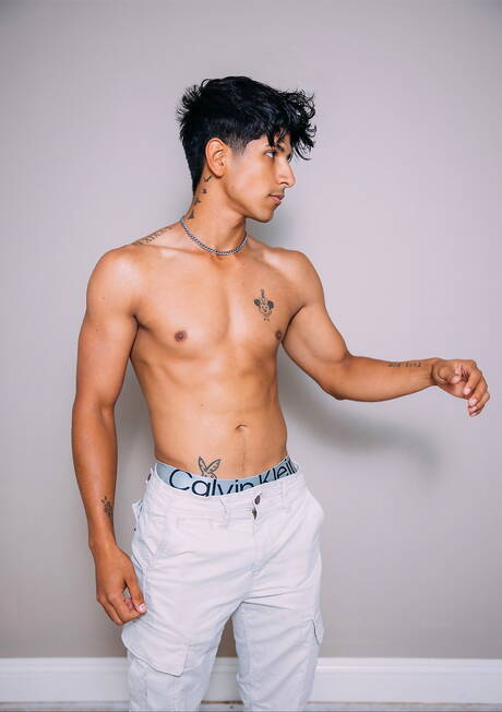 Beefy Hunter and latin young dude Noah Fox in hot homosexual scene