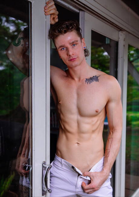 Hete Amerikanen, jonge gast Nick Floyd en gespierde kerel Travis Stevens hebben goede anale seks in de buitenlucht