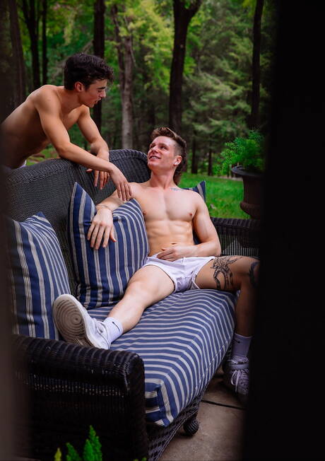 ホットなアメリカ人、若い男ニック・フロイドとハスキーな男トラヴィス・スティーブンスは屋外で良いアナルセックスをします