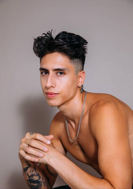 Cocky Boys: Le husky cubain Angel Elias et le minet américain Theo Brady dans une action homosexuelle torride