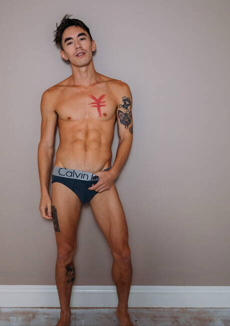 Dos chicos estadounidenses, Cody Seiya y Kyle Denton, tienen sexo anal.