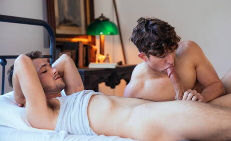 Der nette amerikanische Kumpel Greyson Myles und der junge Lane Colten bohren einen Arsch