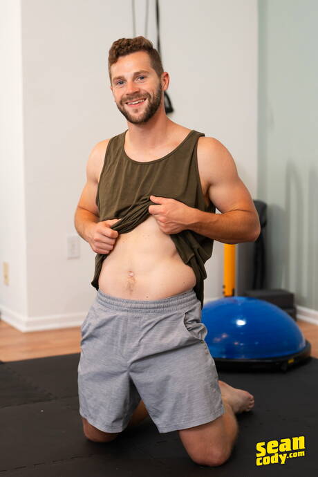 Los chicos sexys Brysen, Robbie y Matthew Ellis en una caliente follada anal de tres.