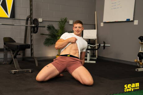 Two american guys strongman Kyle Denton and bodybuilder Matthew Ellis drilling an ass