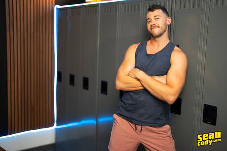 Husky guy Justin and well-built Evan have a hot couple sex