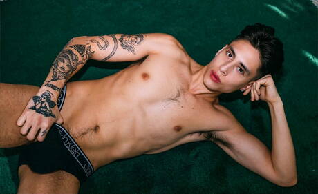 Der gut gebaute kubanische Angel Elias und der junge Collin Merp haben guten Sex