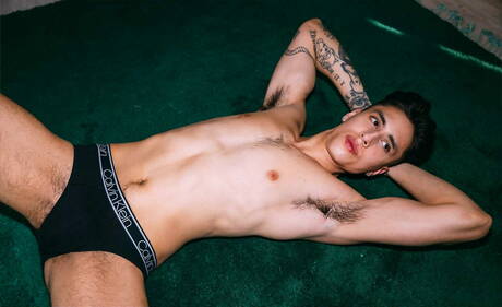 Der gut gebaute kubanische Angel Elias und der junge Collin Merp haben guten Sex