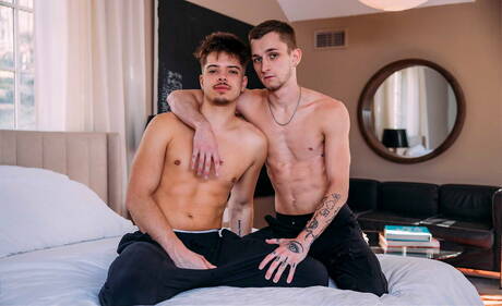 兩個美國男人，強壯的埃文·諾克斯和年輕的西奧·布雷迪互相撞擊