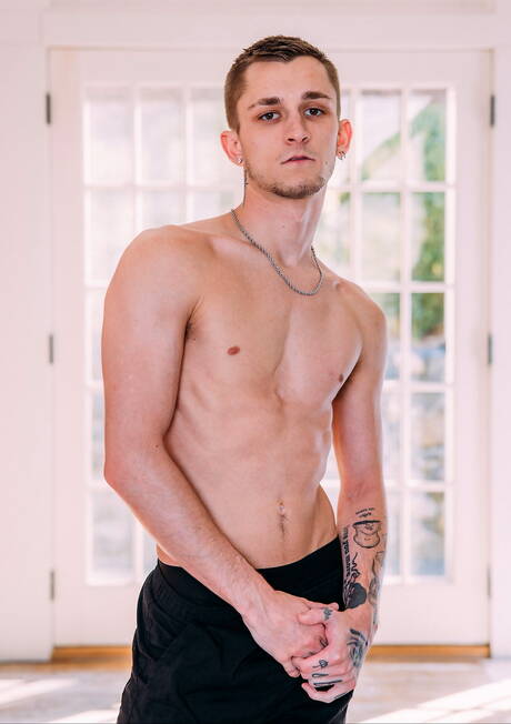 兩個美國男人，強壯的埃文·諾克斯和年輕的西奧·布雷迪互相撞擊