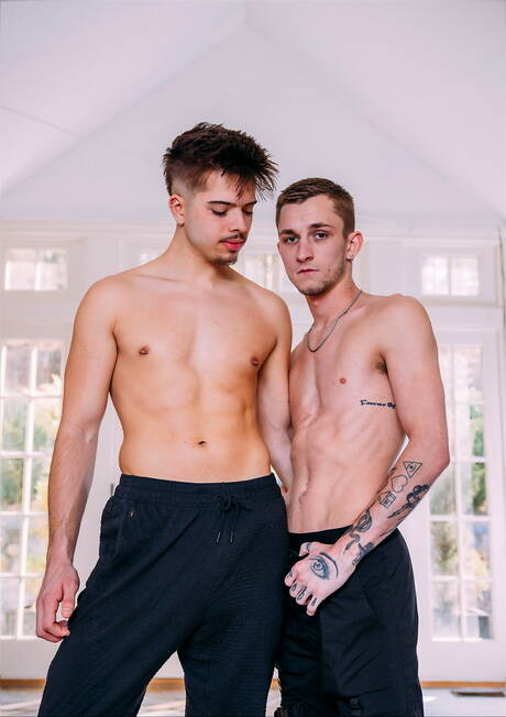 兩個美國男人，強壯的埃文·諾克斯和年輕的西奧·布雷迪互相撞擊