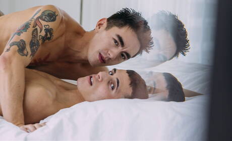 El joven oriental Cody Seiya y el chico duro Seth Cain se aman