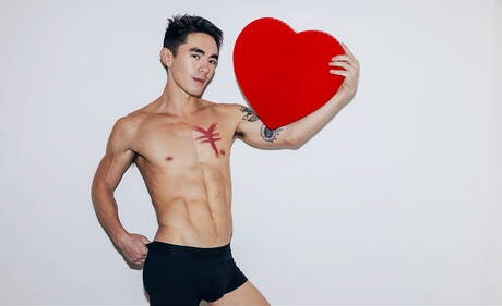 El joven oriental Cody Seiya y el chico duro Seth Cain se aman