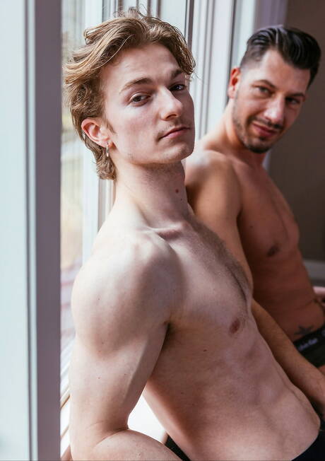 Der bullige Gage Palmer und der gut gebaute Amerikaner Jordan Starr bohren einen Arsch