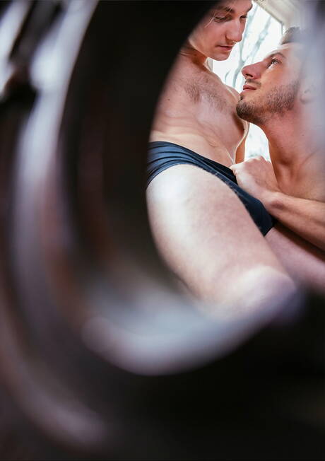 Der bullige Gage Palmer und der gut gebaute Amerikaner Jordan Starr bohren einen Arsch