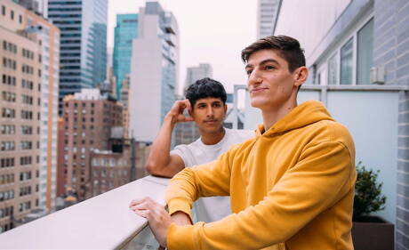 Heiße Amerikaner, Muskelprotz Aiden Ward und heißer Twink Noah Fox ficken nach Blowjob draußen