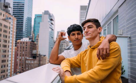 Heiße Amerikaner, Muskelprotz Aiden Ward und heißer Twink Noah Fox ficken nach Blowjob draußen