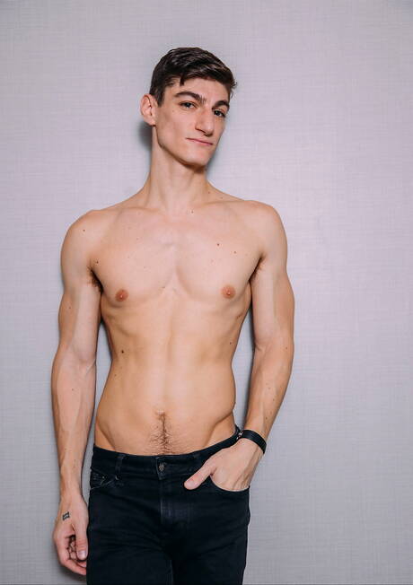 Hot americans, beefcake Aiden Ward and hot twink Noah Fox fuck after blowjob outside