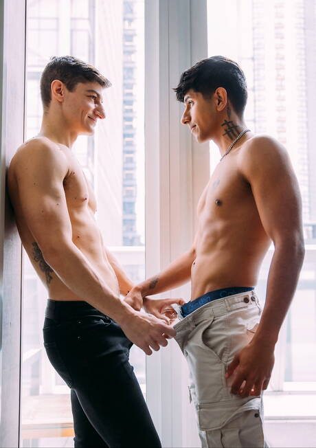 Heiße Amerikaner, Muskelprotz Aiden Ward und heißer Twink Noah Fox ficken nach Blowjob draußen