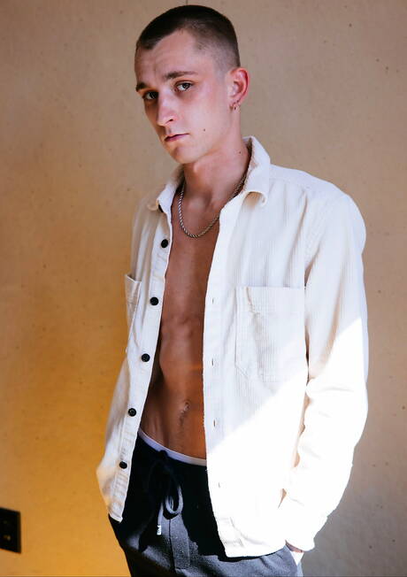 I simpatici amici americani Roman Todd e il twink Theo Brady si scopano il culo dopo aver succhiato il cazzo