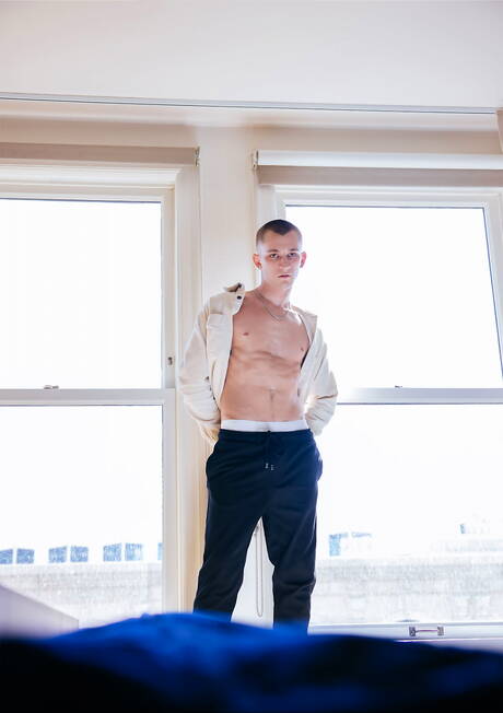 I simpatici amici americani Roman Todd e il twink Theo Brady si scopano il culo dopo aver succhiato il cazzo