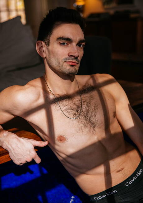 Amerikaanse bodybuilder Greyson Myles en gespierde kerel Jack Aries zuigen en neuken elkaar