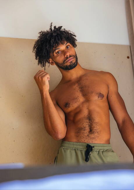 Gorące Amerykanki, silny byk Tony Genius i przystojny facet Ty Santana obnażają się i pokazują ciasne tyłki