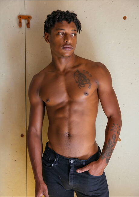 Gorące Amerykanki, silny byk Tony Genius i przystojny facet Ty Santana obnażają się i pokazują ciasne tyłki