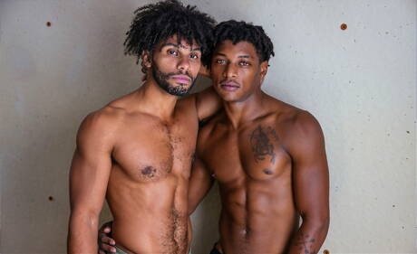 Gorące Amerykanki, silny byk Tony Genius i przystojny facet Ty Santana obnażają się i pokazują ciasne tyłki