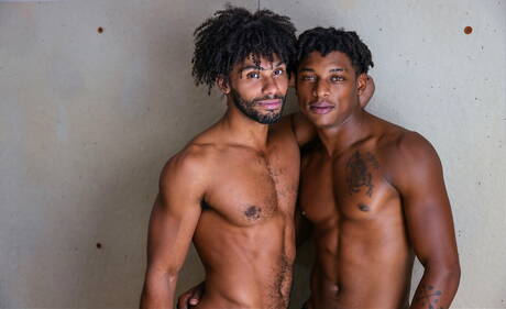 Gorące Amerykanki, silny byk Tony Genius i przystojny facet Ty Santana obnażają się i pokazują ciasne tyłki