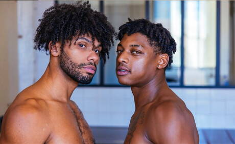 Gorące Amerykanki, silny byk Tony Genius i przystojny facet Ty Santana obnażają się i pokazują ciasne tyłki