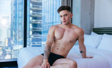 Dois caras americanos, Trevor Brooks e o musculoso Tristan Hunter, fazem uma foda anal gostosa