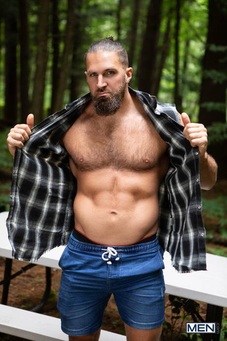 Heiße Amerikaner, der muskulöse Chuck Conrad und der schöne Junge Sam Ledger ficken Arsch, nachdem sie im Freien Schwänze gelutscht haben