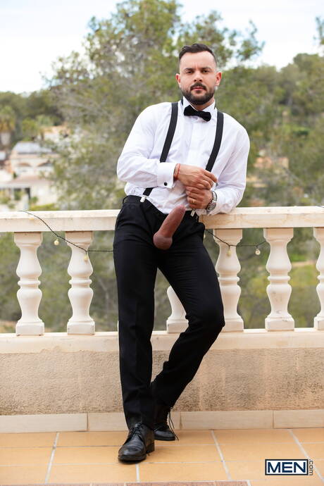 Spanish well-built Allen King and portuguese mature bear Sir Peter fuck ass after blowjob outside