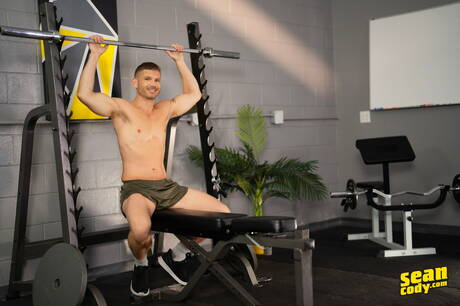 アメリカのボディビルダー、ヒース・ヘイローとブレイク・ブリードウェルがチンポをしゃぶった後にアナルファック