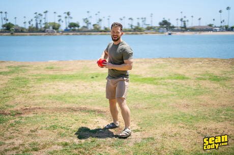 Gorący amerykańscy chłopcy superstudent Johnny Donovan i siłacz Kyle Denton w gorącej homoseksualnej akcji na zewnątrz