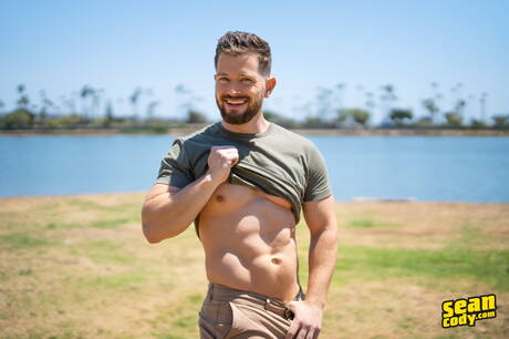 Gorący amerykańscy chłopcy superstudent Johnny Donovan i siłacz Kyle Denton w gorącej homoseksualnej akcji na zewnątrz