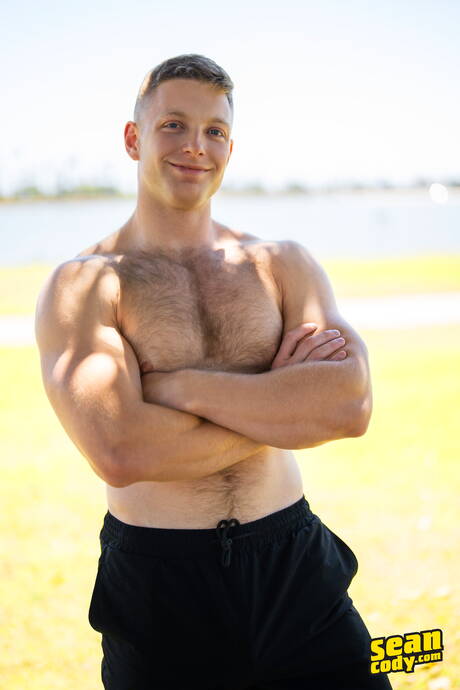 Gorący amerykańscy chłopcy superstudent Johnny Donovan i siłacz Kyle Denton w gorącej homoseksualnej akcji na zewnątrz