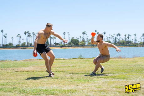 Gorący amerykańscy chłopcy superstudent Johnny Donovan i siłacz Kyle Denton w gorącej homoseksualnej akcji na zewnątrz