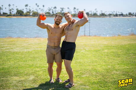 Gorący amerykańscy chłopcy superstudent Johnny Donovan i siłacz Kyle Denton w gorącej homoseksualnej akcji na zewnątrz