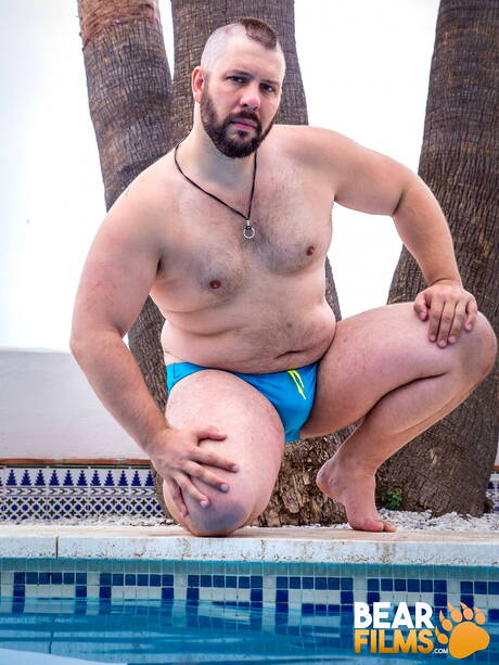 스위스 곰 아담 존스가 수영장에서 옷을 벗고 뜨거운 엉덩이를 드러냈다.