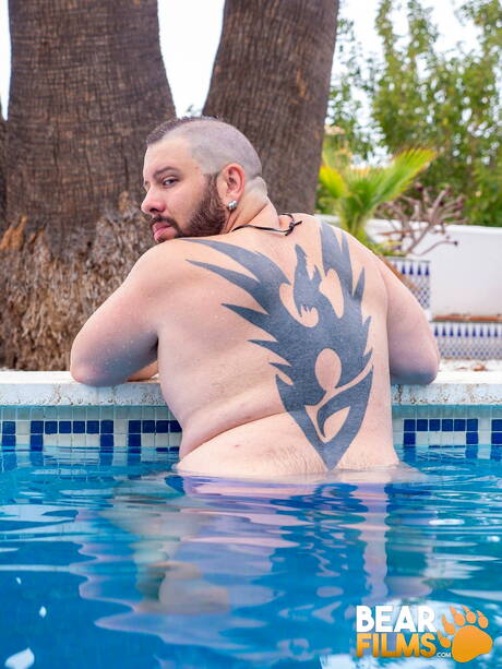 スイスの熊アダム・ジョーンズがプールで裸になり、セクシーなお尻を見せる