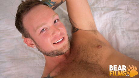 American otter Sebastian Sax shows a beautiful body