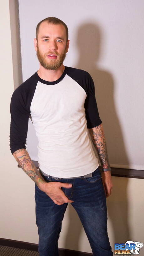 Stud Ryan Powers posing nude