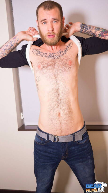 帥哥Ryan Powers裸體擺造型